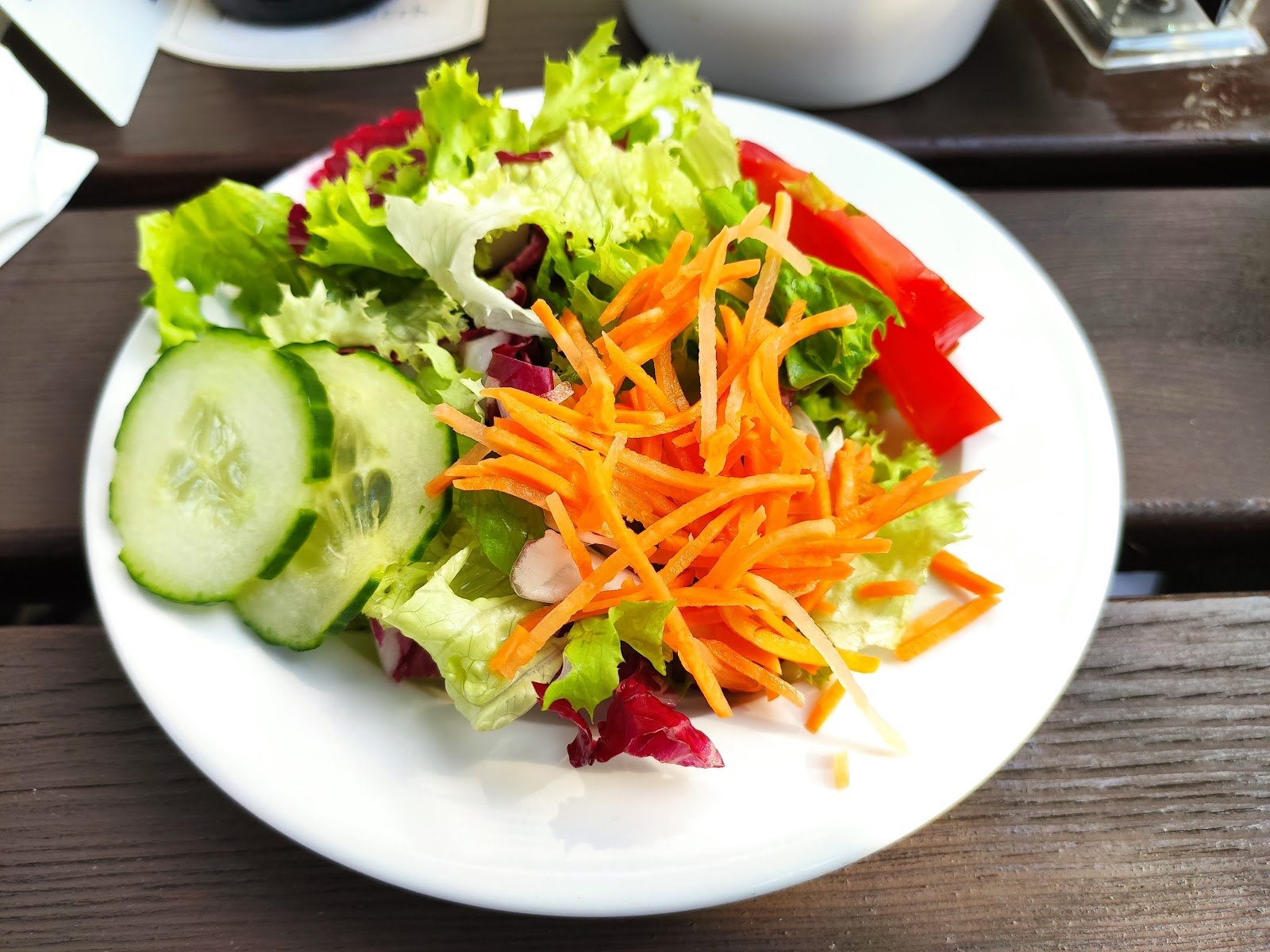 Frischer gemischter Salat mit Gurke, Möhrenstreifen und Paprika