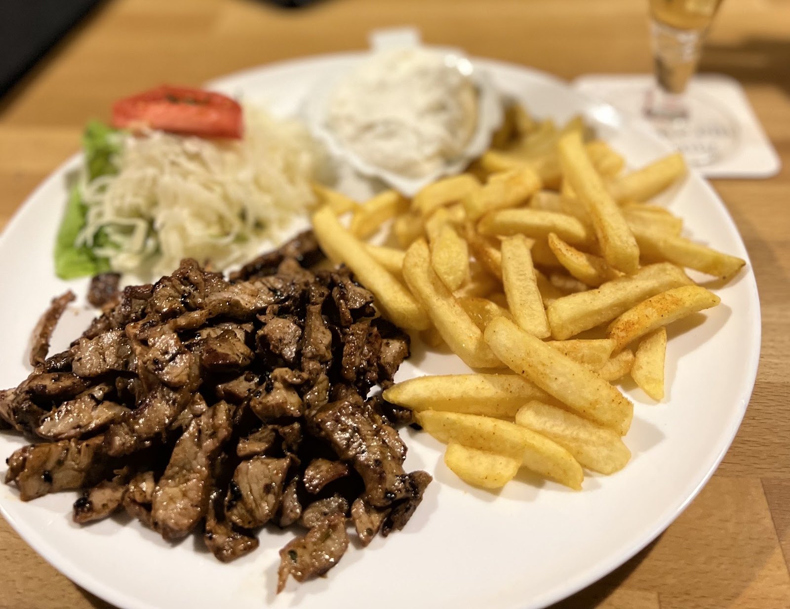 Geschnetzeltes Fleisch mit Pommes, Krautsalat und Dip