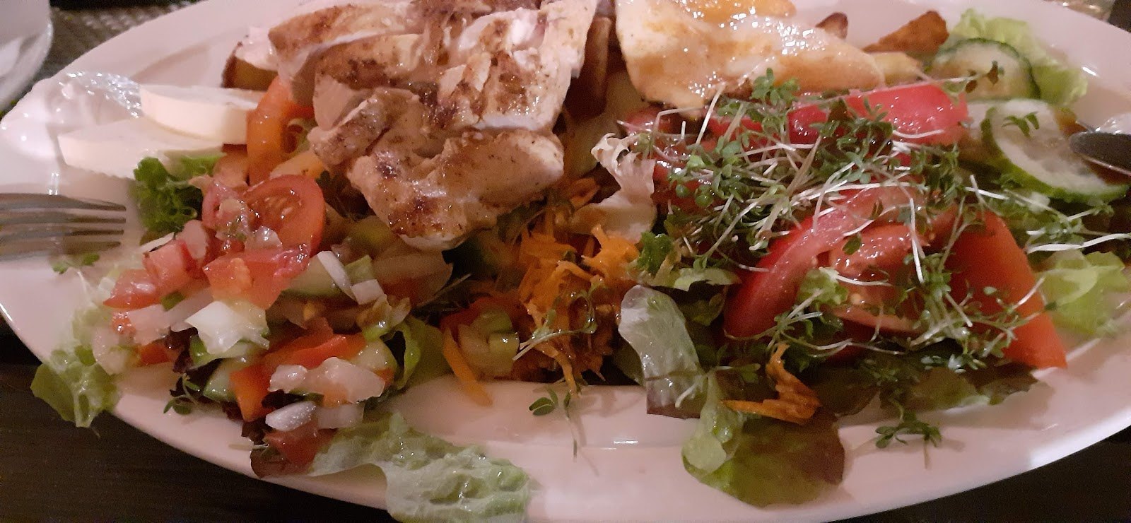 Großer bunter Salatteller mit Kresse und Tomaten